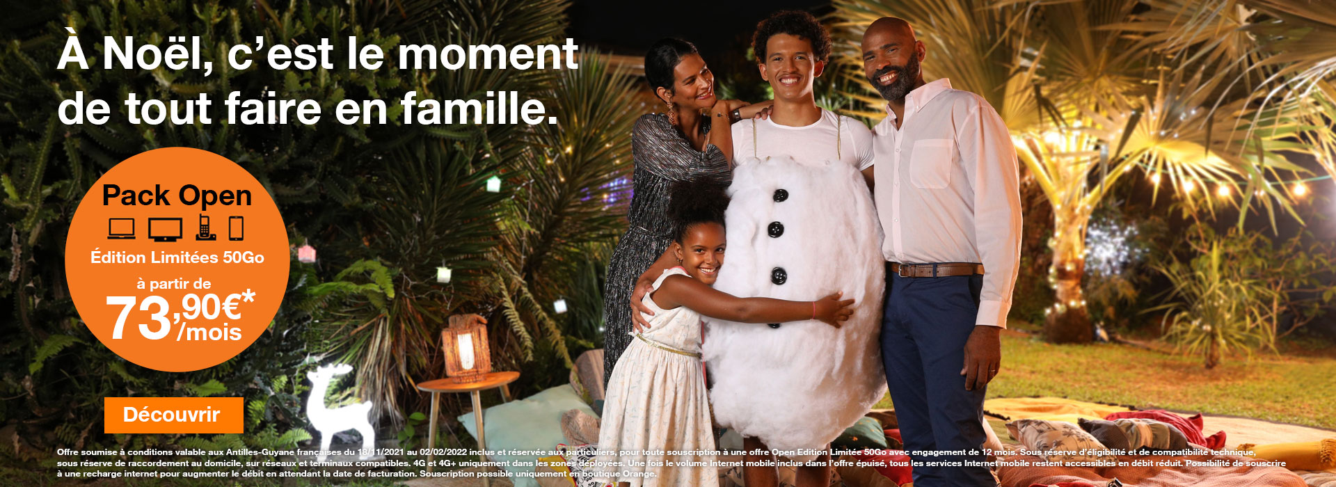 Membres d'une famille rassemblés pour fêter Noël